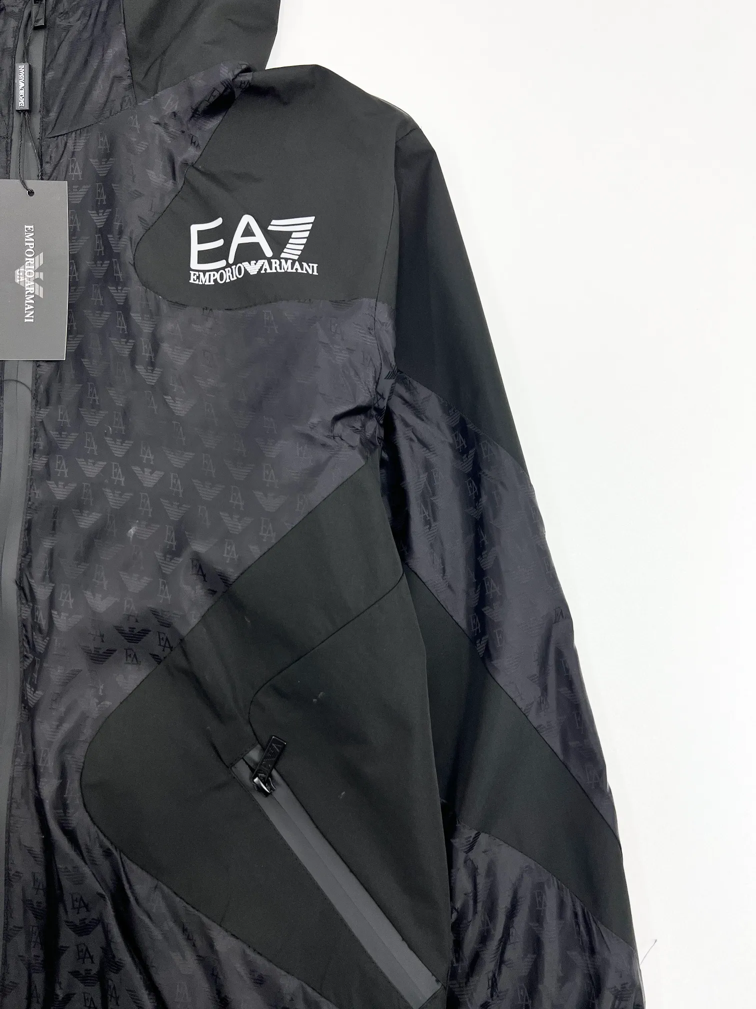 Armani official website Same Style, complete with three labels, on sale in advance. 2026 Autumn and Winter New Arrival men's jacket, Original with complete three labels, Premium version. Custom-made fabrics at the counter. Breathable, high comfort, impeccable details, brand element design concept, reflecting high quality. It feels delicate and soft, presents a casual cut, and has a great upper body shape. Sizes: M～3XL,